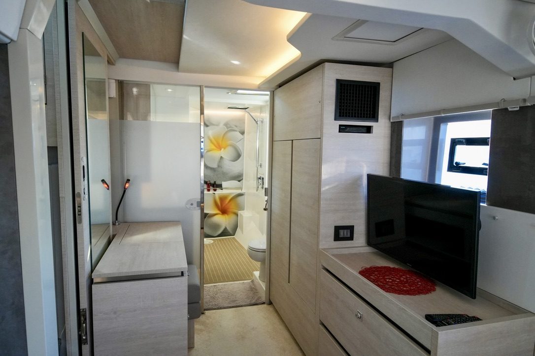 Leopard 50 catamaran Dream Team for sale – owner's cabin photo 04