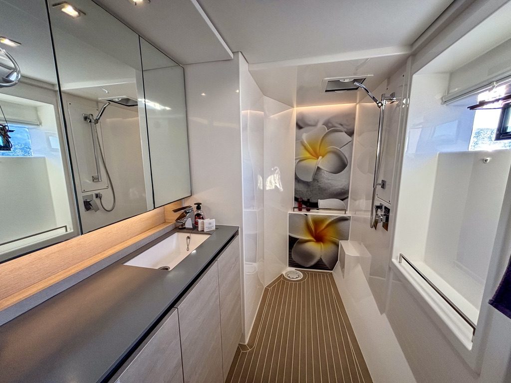 Leopard 50 catamaran Dream Team for sale – owner's cabin photo 06