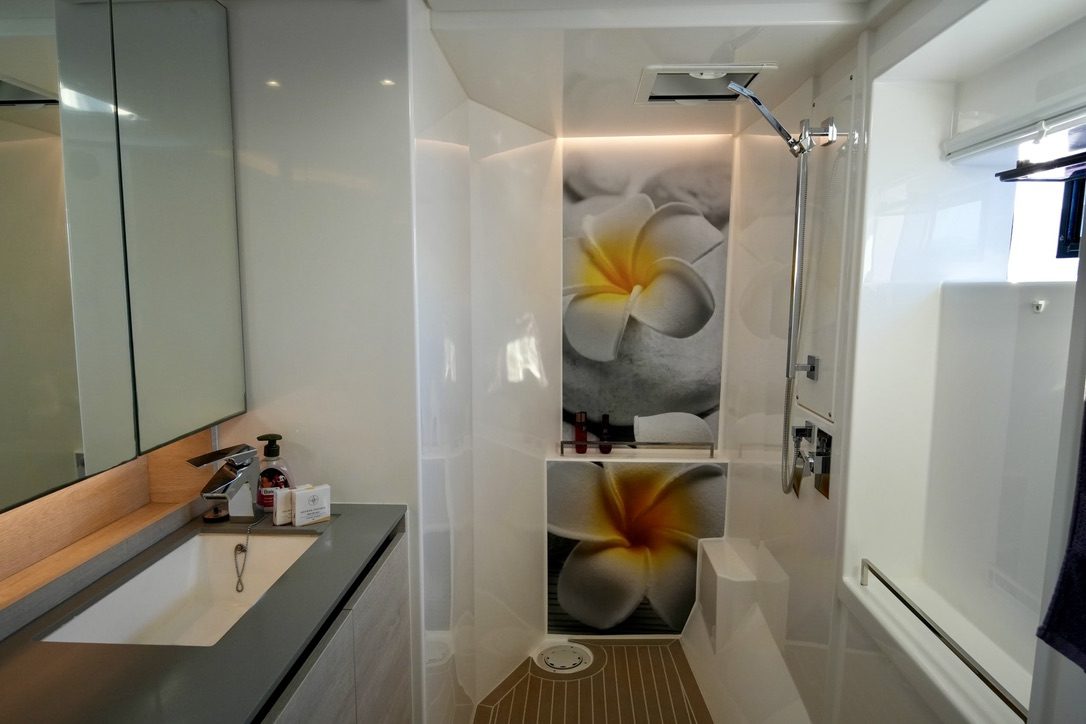 Leopard 50 catamaran Dream Team for sale – owner's cabin photo 07