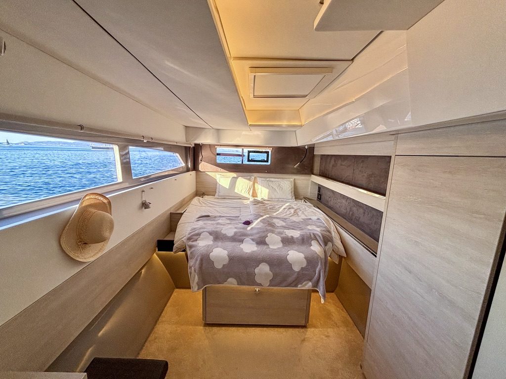 Leopard 50 catamaran Dream Team for sale – owner's cabin photo 09